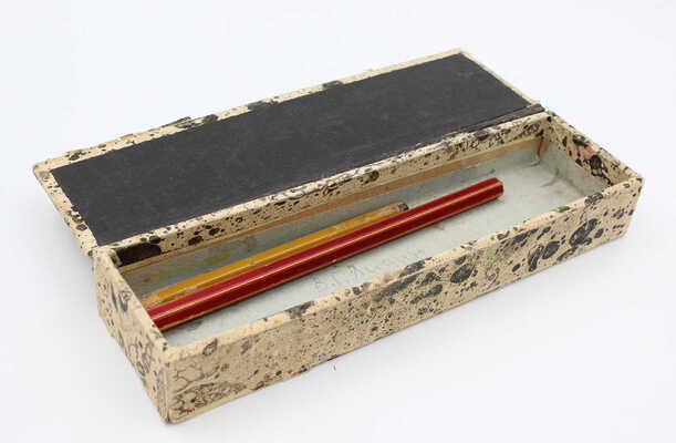 Пенал с тремя карандашами, обклеенный мраморной бумагой для книжных форзацев (акватипия)